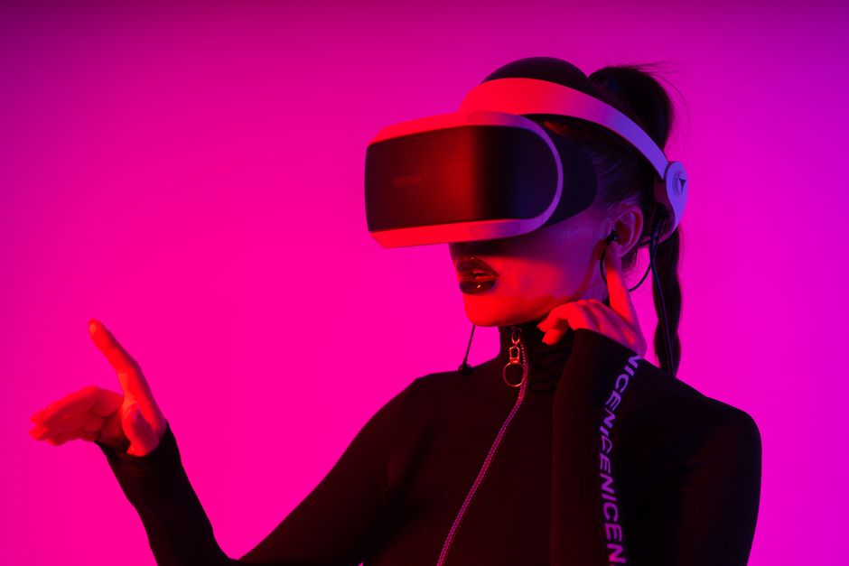 Mlada žena zabavlja se s VR naočalama