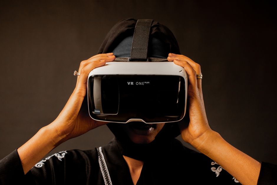 Žena koristi VR naočale, uronjena u virtualno iskustvo
