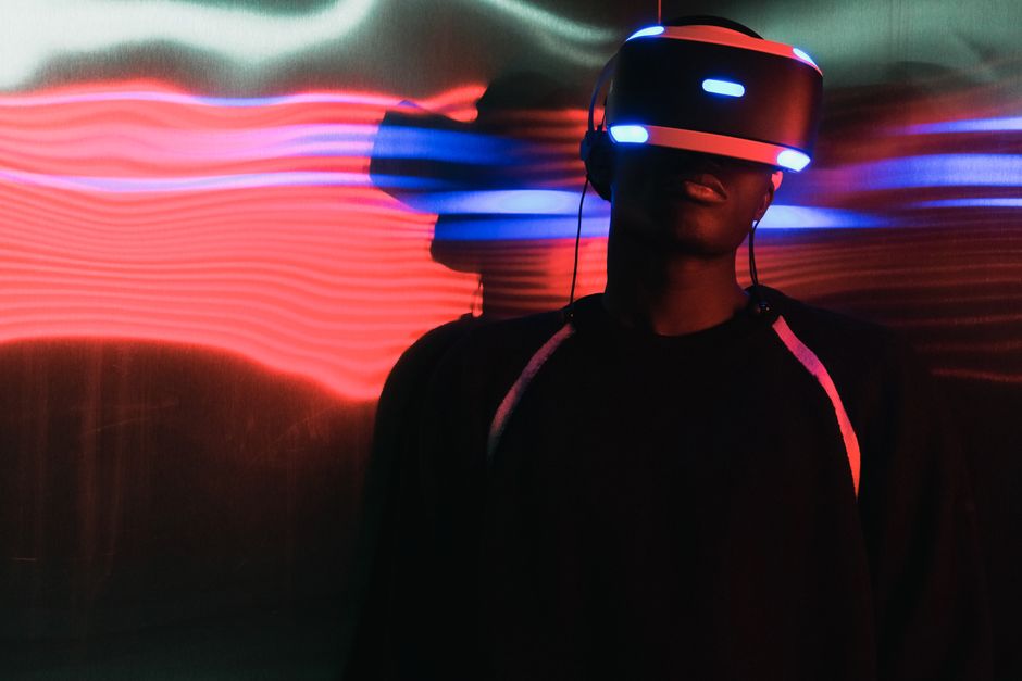 VR headset s neonskim svjetlima