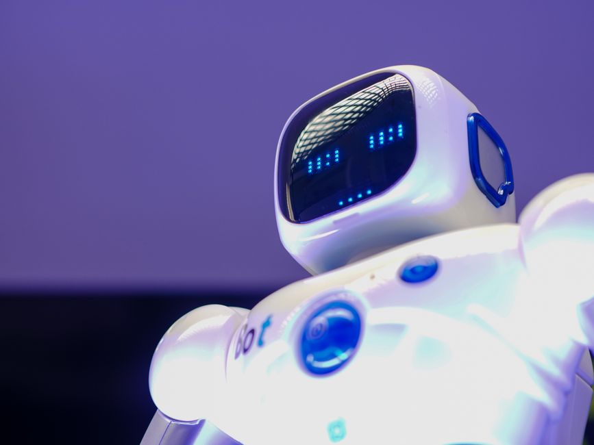 Humanoidni robot s digitalnim licem simbolizira inovaciju