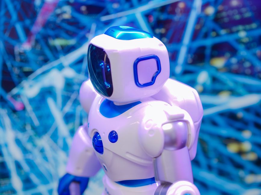 Bijeli i plavi robot na futurističkoj tehnološkoj pozadini, simbol sigurnosti